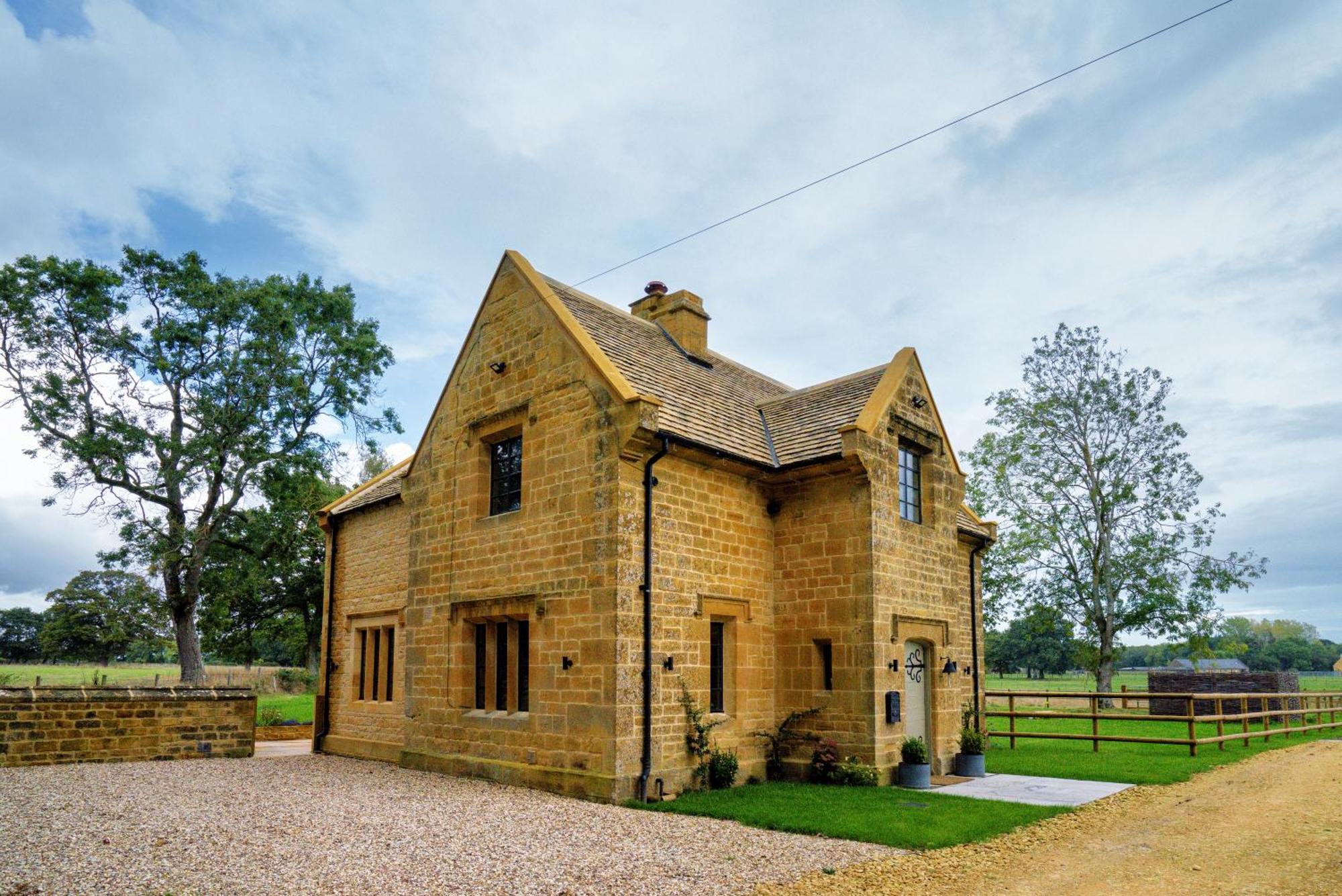 Pass The Keys Fourshires Lodge Wonderful Panoramic Views Moreton-in-Marsh Exterior photo